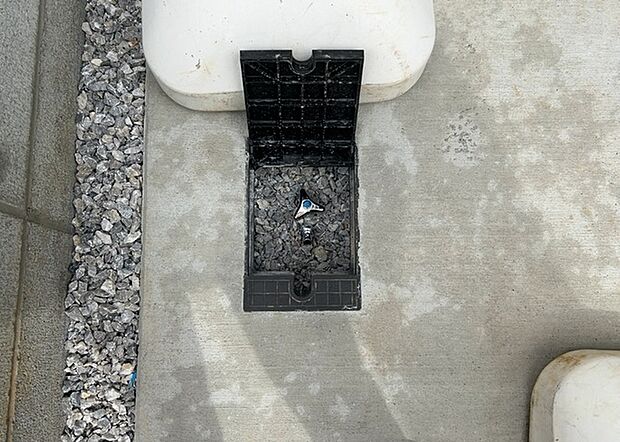 【外水栓】外水栓は、庭の水やりや洗車など、様々な用途に使える便利な設備です。ホースがしっかりと接続できるもの、水圧が安定しているものなど、使い勝手の良いものを選びましょう。また、凍結防止機能が付いているものなら、冬場でも安心して使用できます。