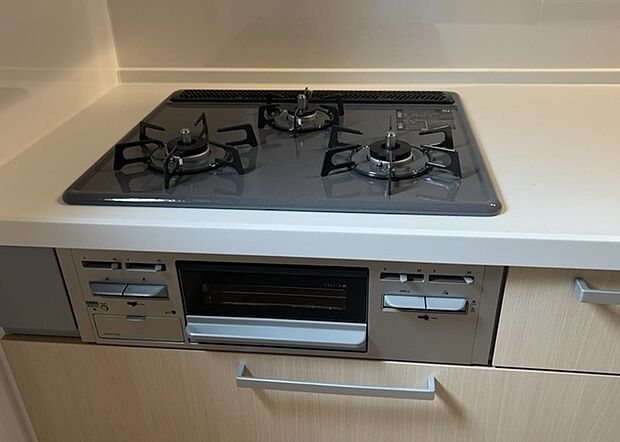 【キッチンコンロ】キッチンコンロは、料理の質を大きく左右する重要な設備です。火力調整のしやすさ、グリル機能の有無、安全装置の充実度など、選ぶポイントがたくさんあります。特に、IHクッキングヒーターは、お手入れのしやすさや安全性が高く、近年人気が高まっています。