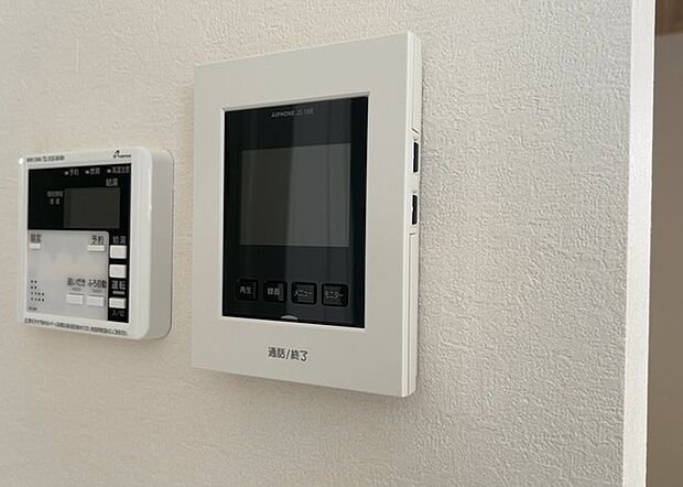 【TVモニター付きインターホン】TVモニター付きインターホンは、来訪者の顔を確認できるだけでなく、音声でやり取りすることもできるため、セキュリティ面で安心できる設備です。モニター画面が大きく見やすいもの、夜間でも来訪者をしっかりと確認できるものなど、機能性を重視したいところです。