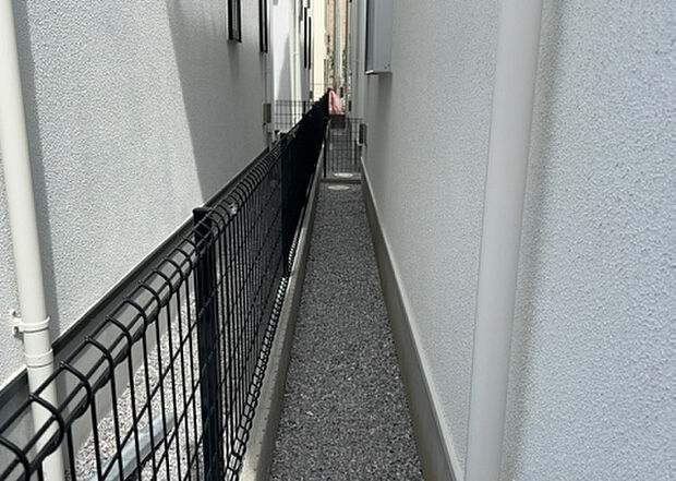 【庭】庭があることでガーデニングや家庭菜園はもちろん、こどもの遊び場やペットを放して遊ぶことができます。また、家の周囲に余裕があるということです。隣地との間があれば、十分な日当たりと、風通しが確保できます。