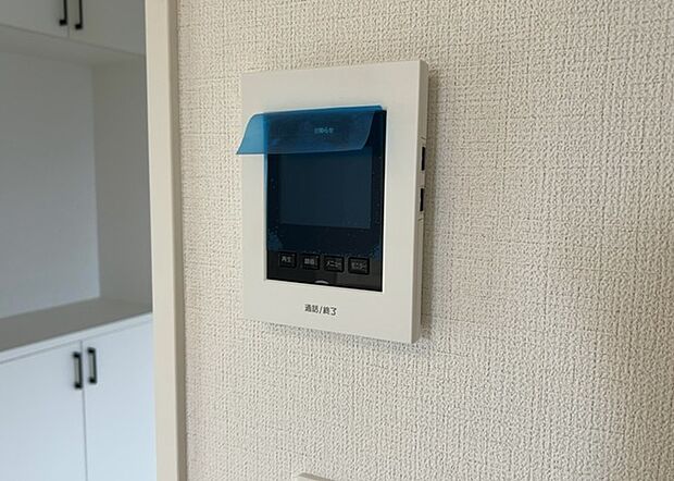 【ＴＶモニター付きインターホン】TVモニター付きインターホンは、来訪者の顔を確認できるだけでなく、音声でやり取りすることもできるため、セキュリティ面で安心できる設備です。モニター画面が大きく見やすいもの、夜間でも来訪者をしっかりと確認できるものなど、機能性を重視したいところです。