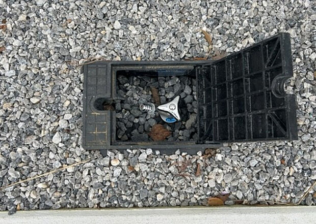 【その他設備】敷地内には、散水栓や立水栓があります。水道水を直接利用できるため、水を運ぶ手間を省くことが出来ます。大量の水を必要とする洗車作業や清掃などに役立ちます。その他設備とあわせて、現地でご確認ください。