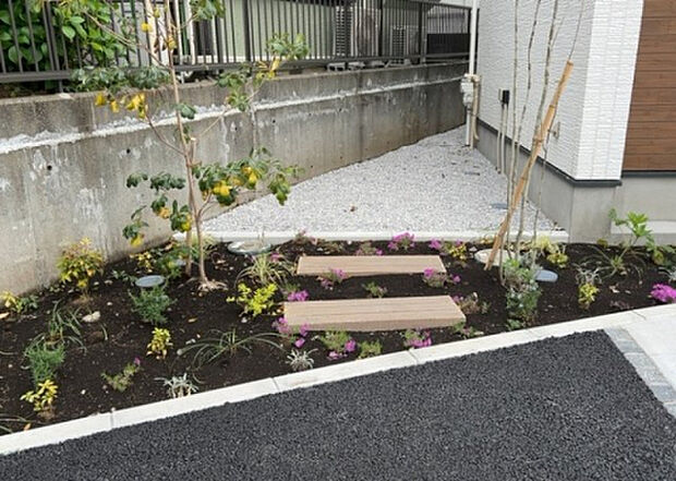 【庭】庭があることでガーデニングや家庭菜園はもちろん、こどもの遊び場やペットを放して遊ぶことができます。また、家の周囲に余裕があるということです。隣地との間があれば、十分な日当たりと、風通しが確保できます。