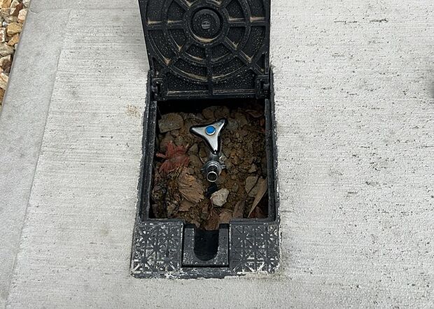 【外水栓】外水栓は、庭の水やりや洗車など、様々な用途に使える便利な設備です。ホースがしっかりと接続できるもの、水圧が安定しているものなど、使い勝手の良いものを選びましょう。また、凍結防止機能が付いているものなら、冬場でも安心して使用できます。