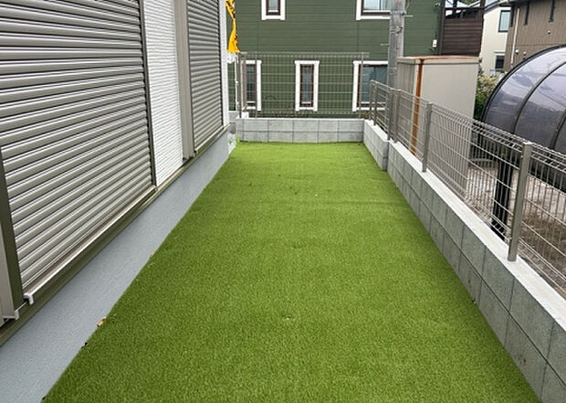【庭】庭があることでガーデニングや家庭菜園はもちろん、こどもの遊び場やペットを放して遊ぶことができます。また、家の周囲に余裕があるということです。隣地との間があれば、十分な日当たりと、風通しが確保できます。