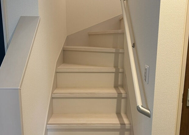 【内装】建物の上下階の通路である階段は、その位置によって動線や室内の印象が大きく左右されます。手摺にも重要な役割があり、転倒の防止・歩行や動作を円滑にして日常生活を支えることを主な目的として設置されています。