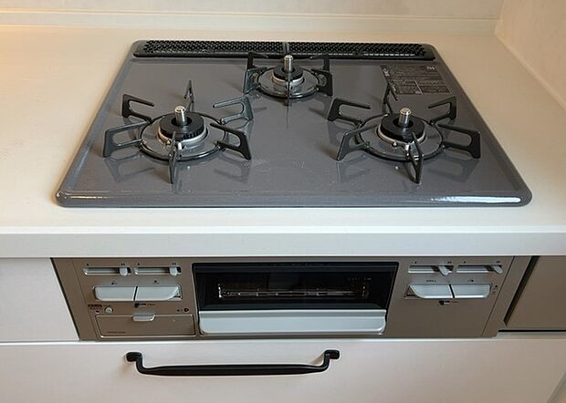 【キッチンコンロ】キッチンコンロは、料理の質を大きく左右する重要な設備です。火力調整のしやすさ、グリル機能の有無、安全装置の充実度など、選ぶポイントがたくさんあります。特に、IHクッキングヒーターは、お手入れのしやすさや安全性が高く、近年人気が高まっています。