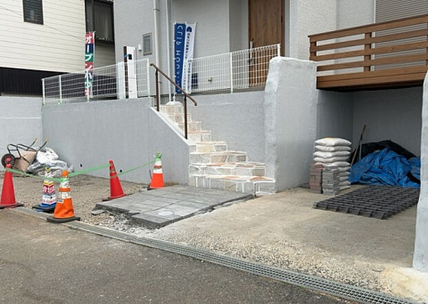 【駐車場】駐車場と明記されていても、最小スペースでつくられた駐車場だと大型車は駐車できなかったり、出入りしにくくなったりする可能性があります。お車のサイズと購入したい物件の駐車場のサイズを現地で確認しましょう。