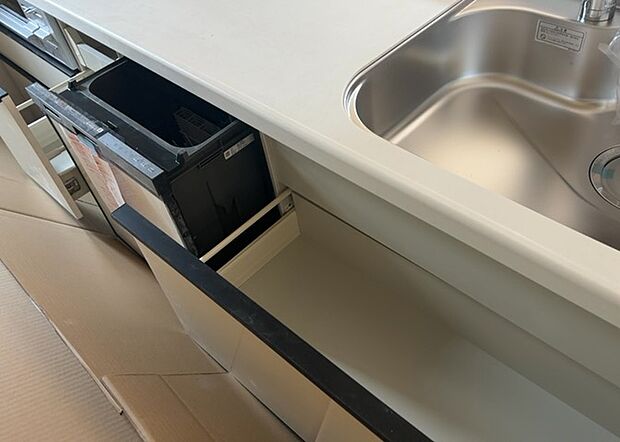 【キッチン床下収納】キッチン床下収納は、調理器具や食器などをスッキリと収納できる便利なスペースです。収納量が多いもの、引き出しがスムーズに開閉するものなど、使い勝手の良いものを選ぶことが大切です。また、湿気がこもりやすい場所なので、通気性の良いものを選ぶこともおすすめです。