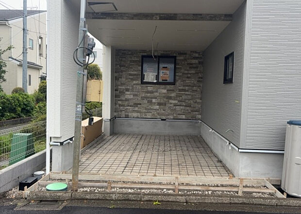 【駐車場】駐車場と明記されていても、最小スペースでつくられた駐車場だと大型車は駐車できなかったり、出入りしにくくなったりする可能性があります。お車のサイズと購入したい物件の駐車場のサイズを現地で確認しましょう。