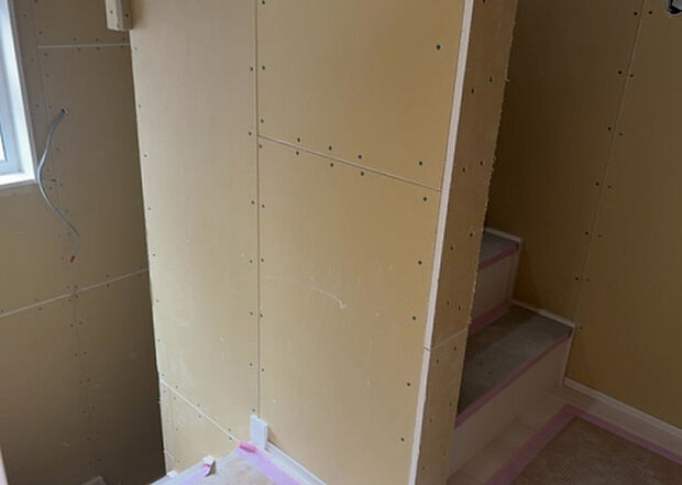 【内装】建物の上下階の通路である階段は、その位置によって動線や室内の印象が大きく左右されます。手摺にも重要な役割があり、転倒の防止・歩行や動作を円滑にして日常生活を支えることを主な目的として設置されています。
