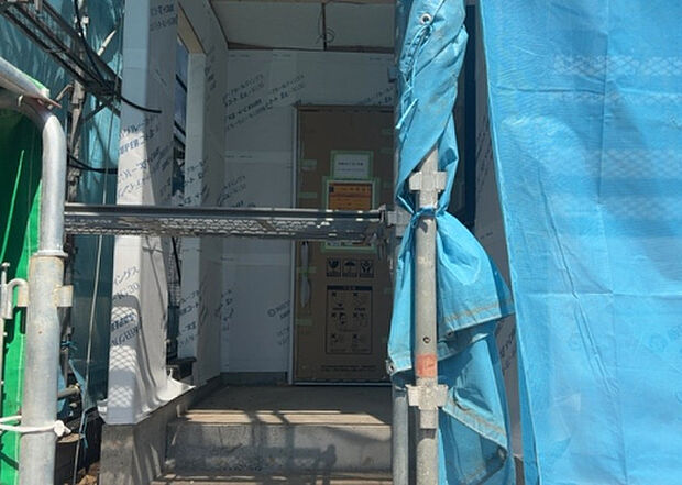【玄関】玄関は家の顔でもあり、家族以外の目にも止まる場所です。玄関は外との間を仕切る扉、靴などをしまっておく収納スペース、靴脱ぎのたたきスペース、来客とのやり取りをするドアホンなど複数のアイテムからなります。