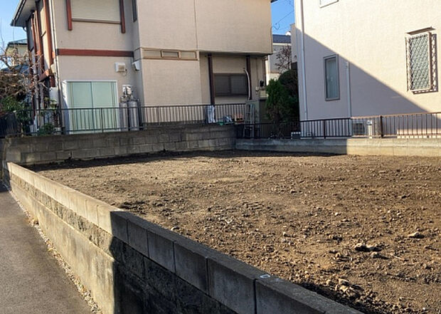 【庭_2】庭のある家に住むことのメリットとして、子どもたちの遊び場を確保できること、ガーデニングや家庭菜園を楽しめること、明るさを確保できることがあります。また、配置を工夫することでプライバシーが確保できます。