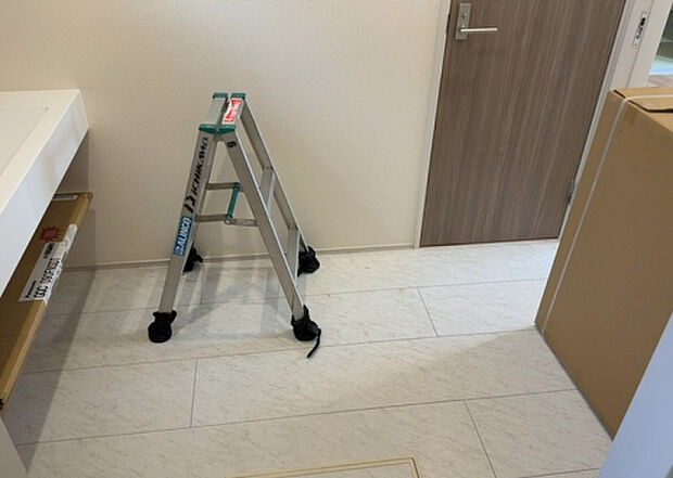 【脱衣場】多くの戸建て住宅で見かける洗面脱衣所は、洗面台と洗濯機が2畳ほどのスペースに並べられていて、洗面所が脱衣所を兼ね備えている間取りが一般的です。お客様が利用することもある、パブリックな空間でもあります。