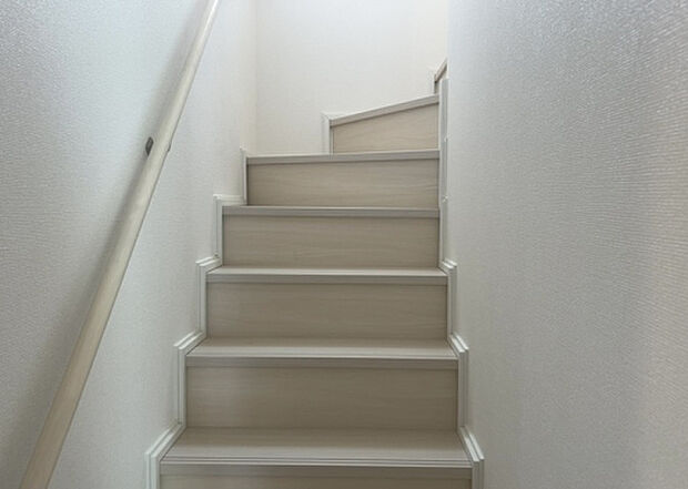 【内装】建物の上下階の通路である階段は、その位置によって動線や室内の印象が大きく左右されます。手摺にも重要な役割があり、転倒の防止・歩行や動作を円滑にして日常生活を支えることを主な目的として設置されています。