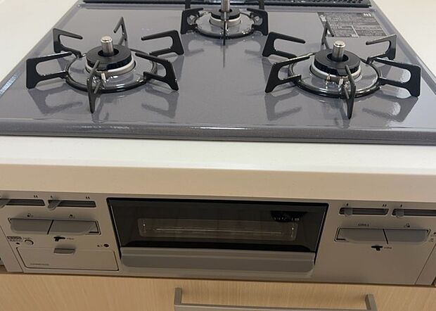 【キッチンコンロ】キッチンコンロは、料理の質を大きく左右する重要な設備です。火力調整のしやすさ、グリル機能の有無、安全装置の充実度など、選ぶポイントがたくさんあります。特に、IHクッキングヒーターは、お手入れのしやすさや安全性が高く、近年人気が高まっています。
