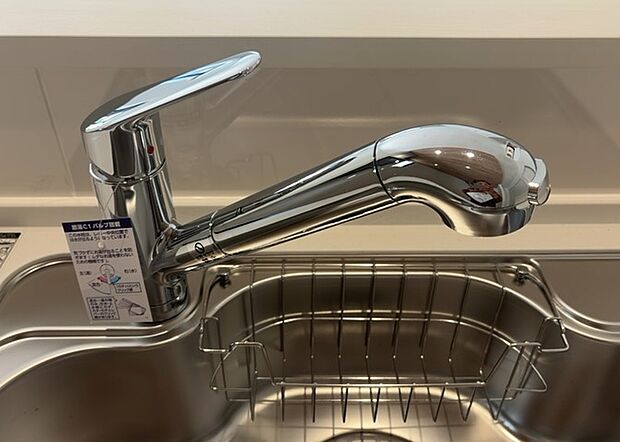 【キッチン水栓】キッチン水栓は、毎日必ず使うものだからこそ、使いやすさが重要です。シャワーヘッドの切り替えがスムーズか、吐水量が調節できるか、水しぶきが飛び散りにくい構造か、浄水機能が付いているかなど、日々の家事を快適にするための機能が数多くあります。また、デザインも多種多様なので、キッチン全体の雰囲気に合わせたものを選ぶことができます。