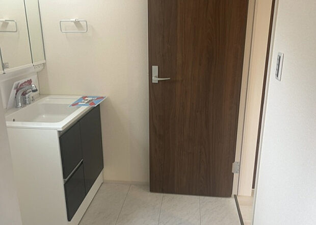 【脱衣場】多くの戸建て住宅で見かける洗面脱衣所は、洗面台と洗濯機が2畳ほどのスペースに並べられていて、洗面所が脱衣所を兼ね備えている間取りが一般的です。お客様が利用することもある、パブリックな空間でもあります。