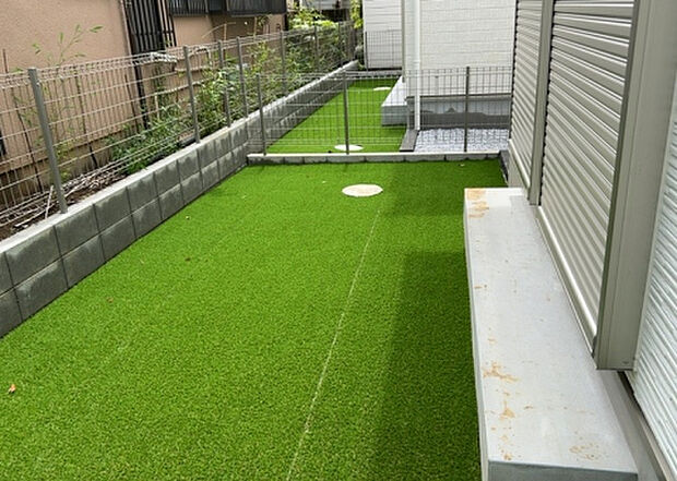 【庭】庭があることでガーデニングや家庭菜園はもちろん、こどもの遊び場やペットを放して遊ぶことができます。また、家の周囲に余裕があるということです。隣地との間があれば、十分な日当たりと、風通しが確保できます。