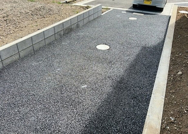 【駐車場】駐車場と明記されていても、最小スペースでつくられた駐車場だと大型車は駐車できなかったり、出入りしにくくなったりする可能性があります。お車のサイズと購入したい物件の駐車場のサイズを現地で確認しましょう。
