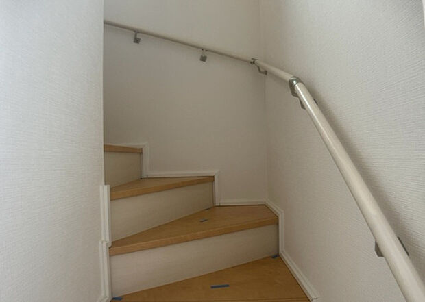 【内装】建物の上下階の通路である階段は、その位置によって動線や室内の印象が大きく左右されます。手摺にも重要な役割があり、転倒の防止・歩行や動作を円滑にして日常生活を支えることを主な目的として設置されています。