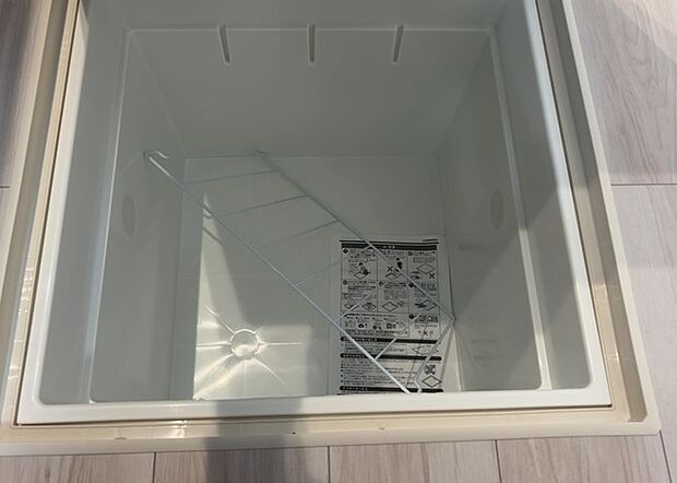 【キッチン床下収納】キッチン床下収納は、調理器具や食器などをスッキリと収納できる便利なスペースです。収納量が多いもの、引き出しがスムーズに開閉するものなど、使い勝手の良いものを選ぶことが大切です。また、湿気がこもりやすい場所なので、通気性の良いものを選ぶこともおすすめです。