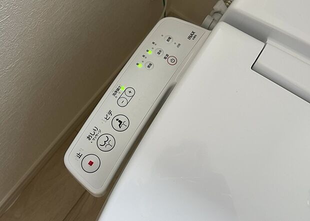 【ウォシュレット(リモコン)】ウォシュレットは、衛生面だけでなく、快適性も向上させる便利な設備です。洗浄機能の種類や水温調節機能など、様々な機能が付いたものが多くあります。リモコンも、操作が簡単で、使いやすいものを選びましょう。