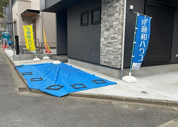【駐車場】駐車場と明記されていても、最小スペースでつくられた駐車場だと大型車は駐車できなかったり、出入りしにくくなったりする可能性があります。お車のサイズと購入したい物件の駐車場のサイズを現地で確認しましょう。