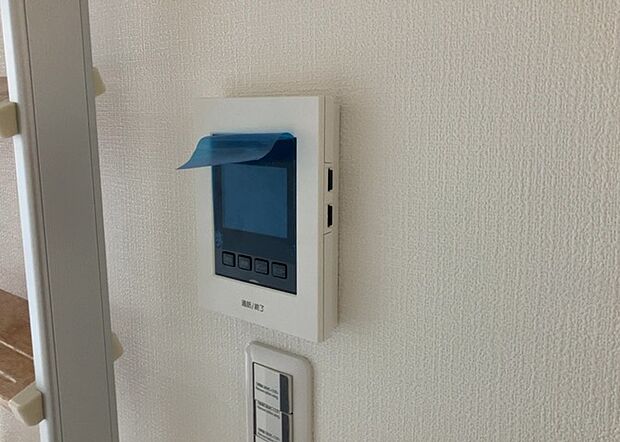 【TVモニター付きインターホン】TVモニター付きインターホンは、来訪者の顔を確認できるだけでなく、音声でやり取りすることもできるため、セキュリティ面で安心できる設備です。モニター画面が大きく見やすいもの、夜間でも来訪者をしっかりと確認できるものなど、機能性を重視したいところです。
