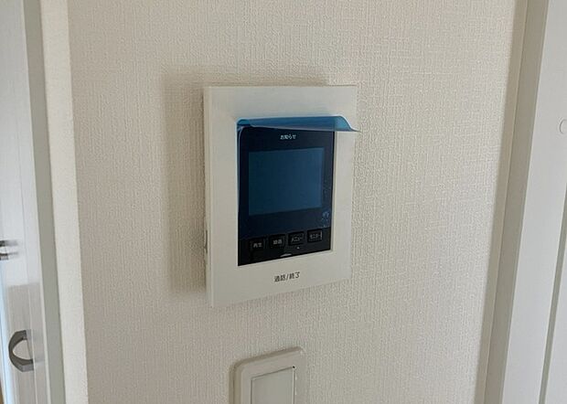 【ＴＶモニター付きインターホン】TVモニター付きインターホンは、来訪者の顔を確認できるだけでなく、音声でやり取りすることもできるため、セキュリティ面で安心できる設備です。モニター画面が大きく見やすいもの、夜間でも来訪者をしっかりと確認できるものなど、機能性を重視したいところです。