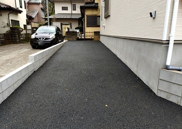 【駐車場】駐車場と明記されていても、最小スペースでつくられた駐車場だと大型車は駐車できなかったり、出入りしにくくなったりする可能性があります。お車のサイズと購入したい物件の駐車場のサイズを現地で確認しましょう。
