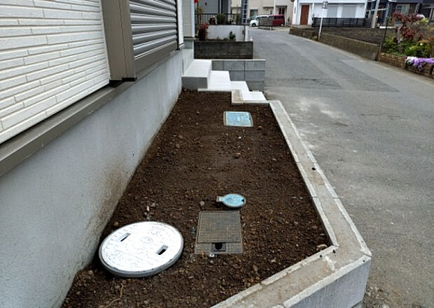 【庭】庭があることでガーデニングや家庭菜園はもちろん、こどもの遊び場やペットを放して遊ぶことができます。また、家の周囲に余裕があるということです。隣地との間があれば、十分な日当たりと、風通しが確保できます。