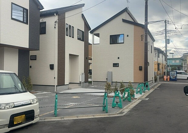 【前面道路含む現地写真_2】お持ちの車種によっては前面道路が広い方が便利でしょう。しかし、前面道路が広ければその分交通量が多くなるため、騒音などが気になる場合があります。実際に現地を見学し、周辺交通量や騒音などを確認しましょう!