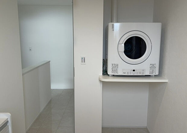 【脱衣場】多くの戸建て住宅で見かける洗面脱衣所は、洗面台と洗濯機が2畳ほどのスペースに並べられていて、洗面所が脱衣所を兼ね備えている間取りが一般的です。お客様が利用することもある、パブリックな空間でもあります。