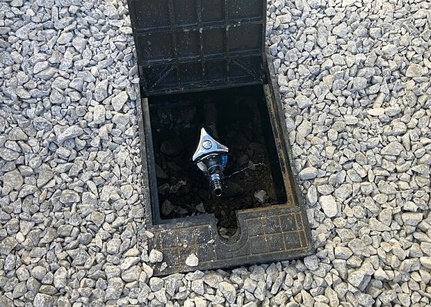 【外水栓】外水栓は、庭の水やりや洗車など、様々な用途に使える便利な設備です。ホースがしっかりと接続できるもの、水圧が安定しているものなど、使い勝手の良いものを選びましょう。また、凍結防止機能が付いているものなら、冬場でも安心して使用できます。