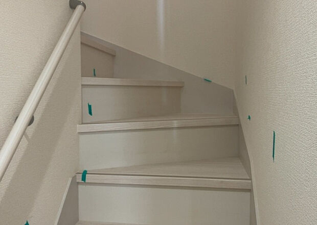 【内装】建物の上下階の通路である階段は、その位置によって動線や室内の印象が大きく左右されます。手摺にも重要な役割があり、転倒の防止・歩行や動作を円滑にして日常生活を支えることを主な目的として設置されています。