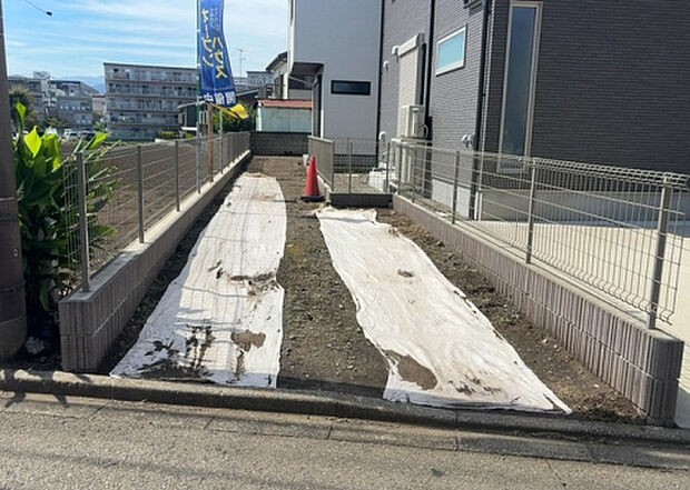 【駐車場】駐車場と明記されていても、最小スペースでつくられた駐車場だと大型車は駐車できなかったり、出入りしにくくなったりする可能性があります。お車のサイズと購入したい物件の駐車場のサイズを現地で確認しましょう。