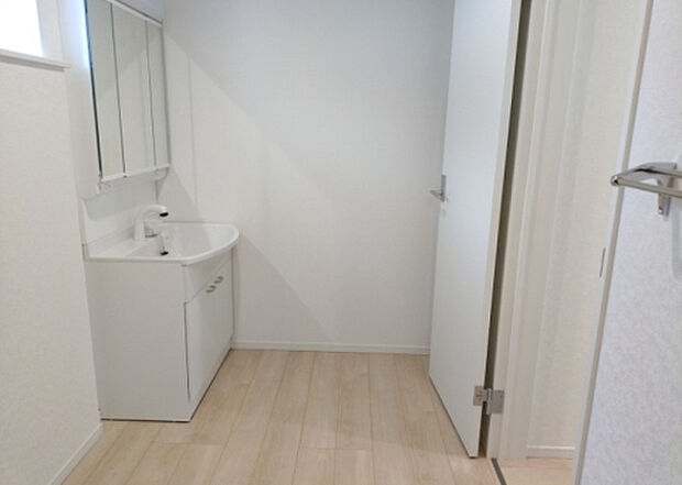 【脱衣場】多くの戸建て住宅で見かける洗面脱衣所は、洗面台と洗濯機が2畳ほどのスペースに並べられていて、洗面所が脱衣所を兼ね備えている間取りが一般的です。お客様が利用することもある、パブリックな空間でもあります。