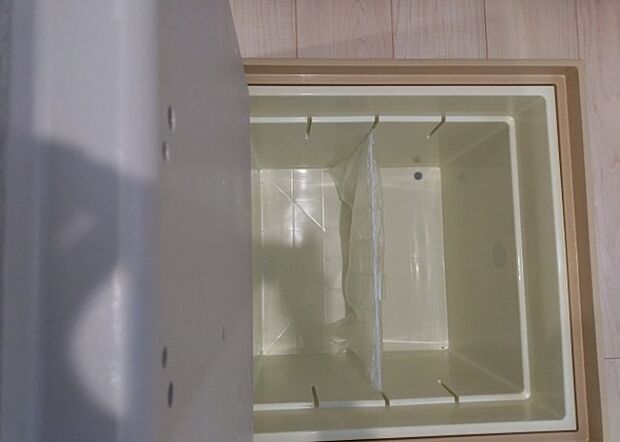 【キッチン床下収納】キッチン床下収納は、調理器具や食器などをスッキリと収納できる便利なスペースです。収納量が多いもの、引き出しがスムーズに開閉するものなど、使い勝手の良いものを選ぶことが大切です。また、湿気がこもりやすい場所なので、通気性の良いものを選ぶこともおすすめです。