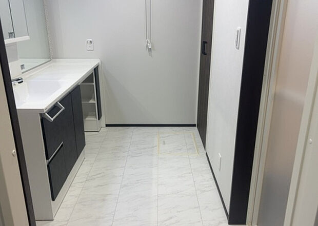 【脱衣場】多くの戸建て住宅で見かける洗面脱衣所は、洗面台と洗濯機が2畳ほどのスペースに並べられていて、洗面所が脱衣所を兼ね備えている間取りが一般的です。お客様が利用することもある、パブリックな空間でもあります。