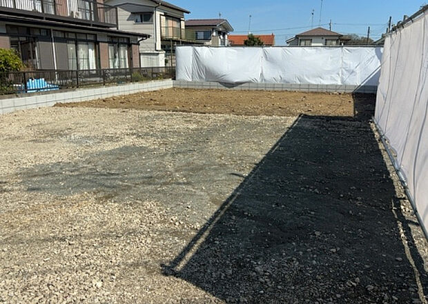【構造・工法・仕様_2】ベタ基礎とは、柱の位置に関係なく全体に基礎がある事を指し、面積が大きい分建物の重さを全体に分散できます。また、地面からの湿気や害虫を遮断でき、木造住宅で心配されるシロアリ被害を防ぐ効果も期待できます。