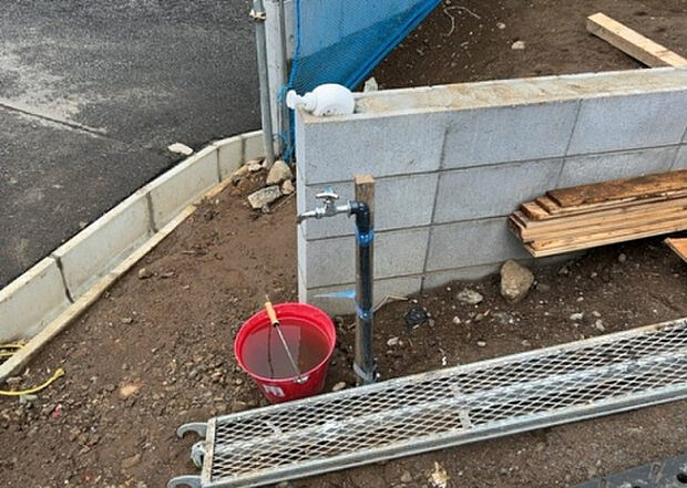 【その他設備】敷地内には、散水栓や立水栓があります。水道水を直接利用できるため、水を運ぶ手間を省くことが出来ます。大量の水を必要とする洗車作業や清掃などに役立ちます。その他設備とあわせて、現地でご確認ください。