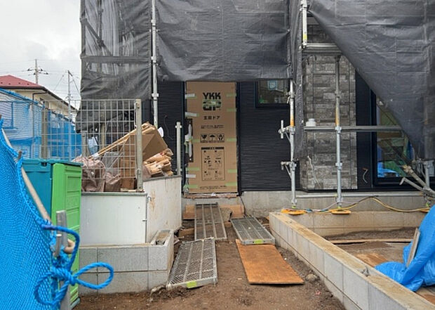 【玄関_2】玄関は、狭すぎると複数人で使いにくく、広すぎても無駄な空間になりがちです。最低2畳を目安にして、家の広さとの兼ね合いや家族の人数を考慮して決めるとよいでしょう。現地を見学して快適な玄関を選びましょう!