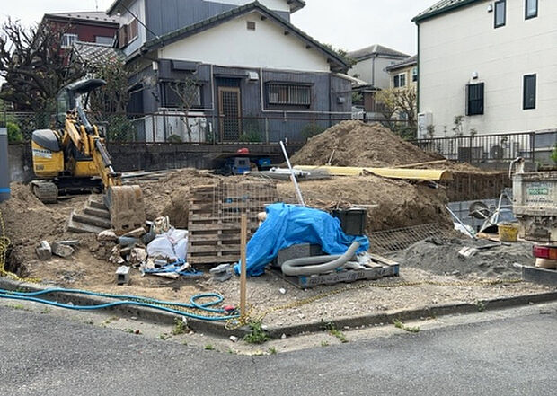 【庭_2】庭のある家に住むことのメリットとして、子どもたちの遊び場を確保できること、ガーデニングや家庭菜園を楽しめること、明るさを確保できることがあります。また、配置を工夫することでプライバシーが確保できます。