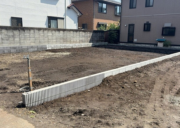【外観_3】現地に行くなら、物件の周囲の地形がどうなっているかを見ることも大切です。周辺より低くなっている土地では、大雨などで水が集まりやすいため、地盤が弱くなっているということも考えられるため、注意が必要です。