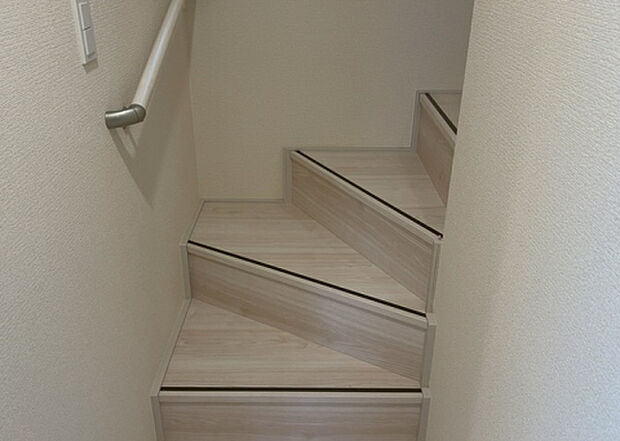 【内装】建物の上下階の通路である階段は、その位置によって動線や室内の印象が大きく左右されます。手摺にも重要な役割があり、転倒の防止・歩行や動作を円滑にして日常生活を支えることを主な目的として設置されています。