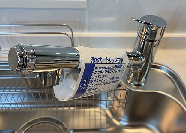 【キッチン水栓】キッチン水栓は、毎日必ず使うものだからこそ、使いやすさが重要です。シャワーヘッドの切り替えがスムーズか、吐水量が調節できるか、水しぶきが飛び散りにくい構造か、浄水機能が付いているかなど、日々の家事を快適にするための機能が数多くあります。また、デザインも多種多様なので、キッチン全体の雰囲気に合わせたものを選ぶことができます。