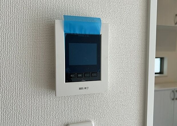 【TVモニター付きインターホン】TVモニター付きインターホンは、来訪者の顔を確認できるだけでなく、音声でやり取りすることもできるため、セキュリティ面で安心できる設備です。モニター画面が大きく見やすいもの、夜間でも来訪者をしっかりと確認できるものなど、機能性を重視したいところです。