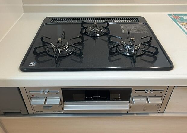 【キッチンコンロ】キッチンコンロは、料理の質を大きく左右する重要な設備です。火力調整のしやすさ、グリル機能の有無、安全装置の充実度など、選ぶポイントがたくさんあります。特に、IHクッキングヒーターは、お手入れのしやすさや安全性が高く、近年人気が高まっています。