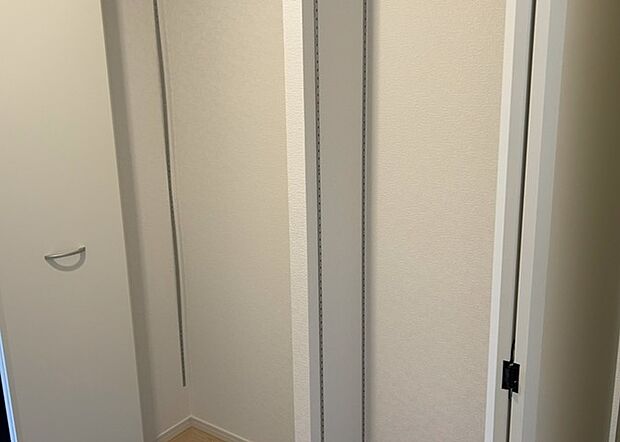 【玄関収納】玄関収納は、靴や傘、コートなどをスッキリと収納できるだけでなく、来客時に見せる顔となるため、家の顔とも言えます。収納量だけでなく、デザイン性も重視したいところです。ミラー付きの収納であれば、外出前の身だしなみチェックにも便利です。